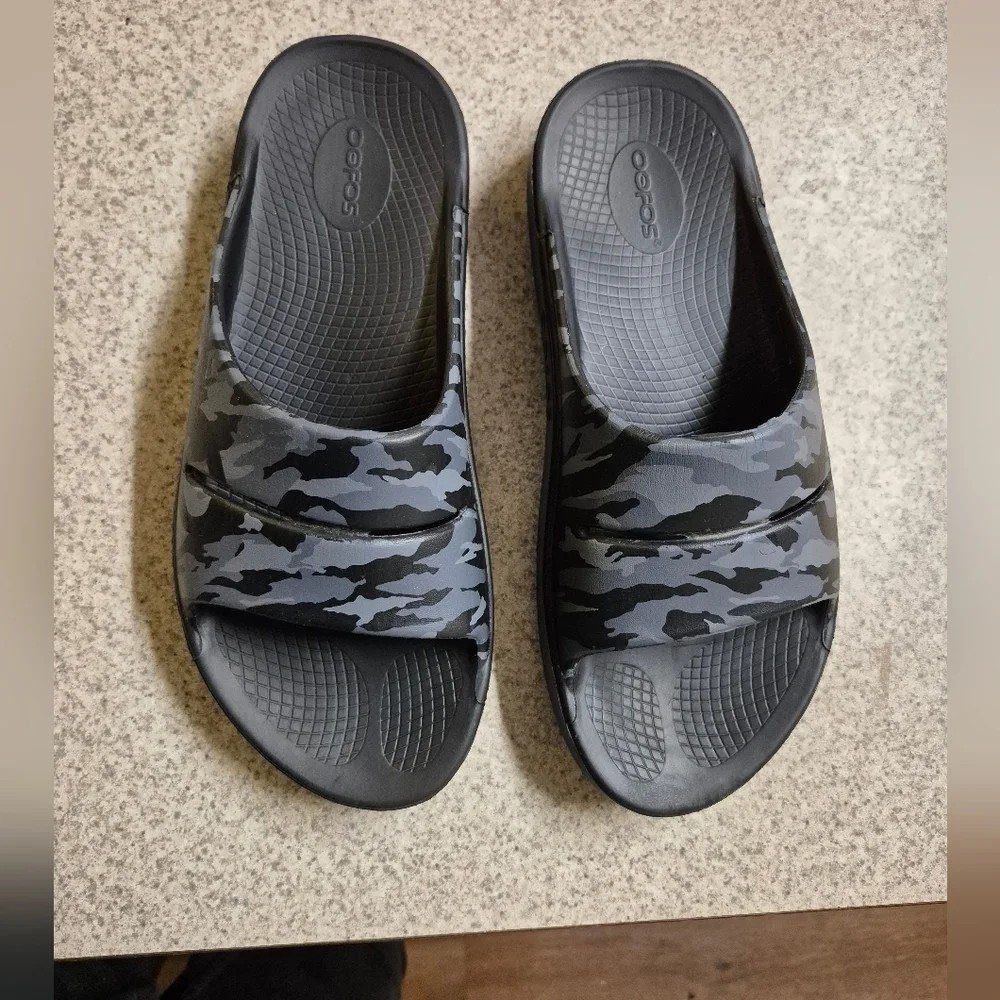OOFOS Black and Gray Camo Slide Sandals